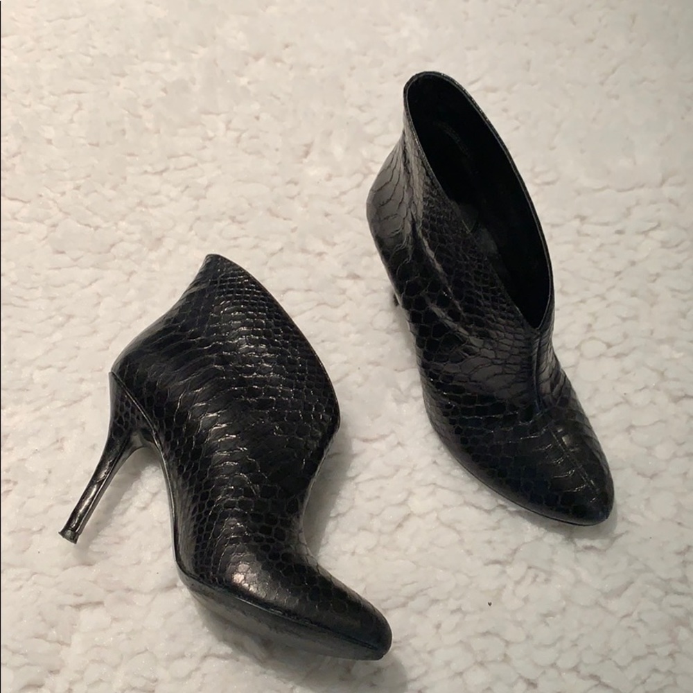 Vince Camuto 8.5 snakeskin booties